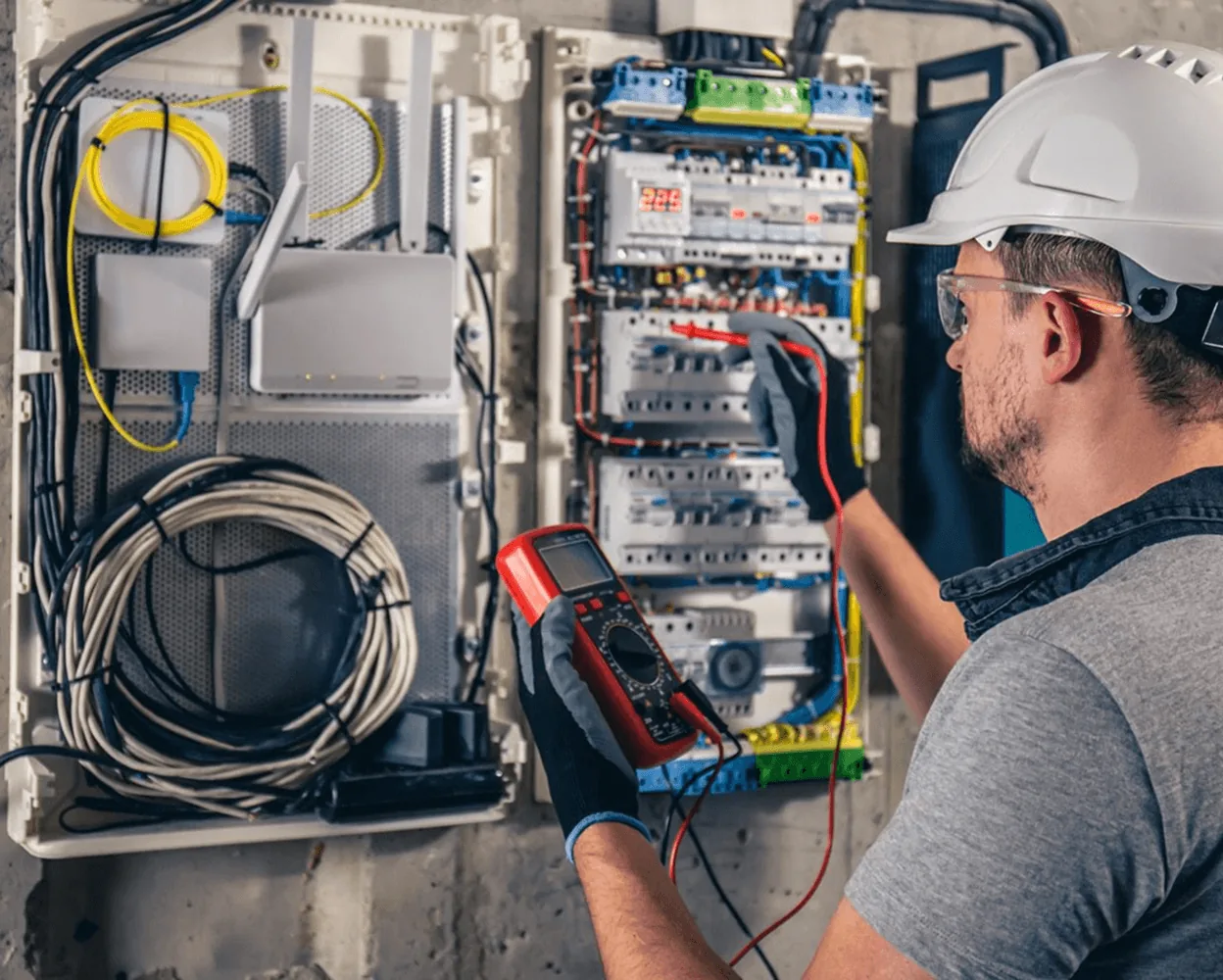 Elektriker bei der Arbeit